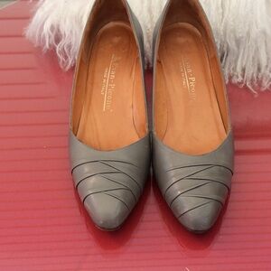 Evan Picone made in Italy 🇮🇹 gray leather pumps